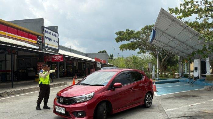 Seorang petugas keamanan sedang membantu pengunjung memarkirkan kendaraan di Rest Area Travoy 65 B di Tol MKTT Serdangbedagai, Sumut, Senin (27/4/2026). satu diantara bentuk pelayanan sepenuh hati.