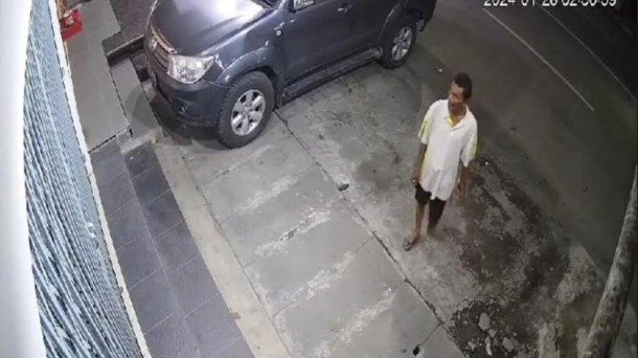 Pria Terekam CCTV Rusak Altar Sembahyang di Depan Rumah Warga, Ditendang hingga Berantakan