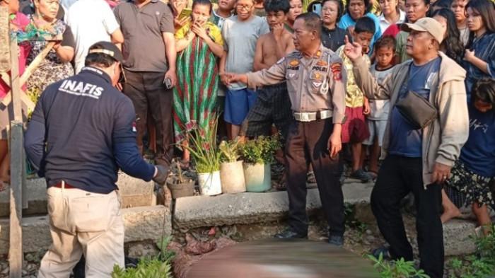 DITABRAK KERETA -  Seorang wanita meninggal dunia di perlintasan rel kereta api di Jalan Boxit. Setelah tertabrak kereta api yang melintas dari arah Belawan menuju Medan. Selasa (7/7/2026)
