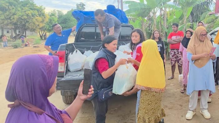 Seorang warga mengabadikan moment saat relawan PLN Peduli