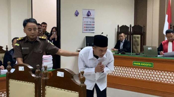 SIDANG - Alvian Maulana Sinaga mantan polisi yang bunuh dan bakar pacar saat memasuki ruang persidangan di Pengadilan Negeri Indramayu, Senin (5/1/2026)(KOMPAS.com/HANDHIKA RAHMAN)