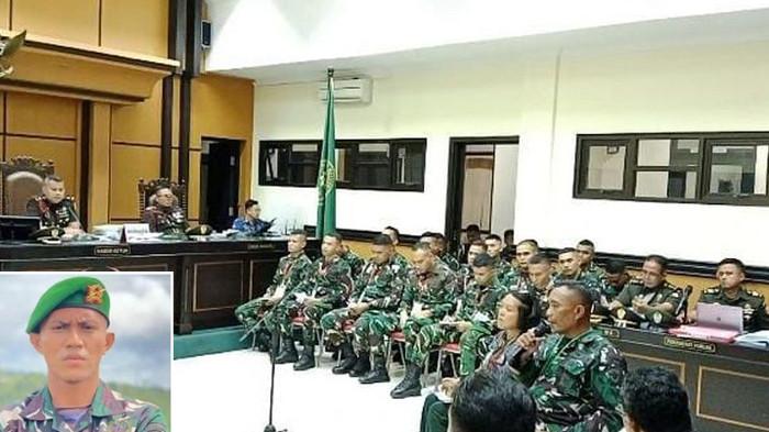 Sidang kasus kematian Prada Lucky digelar di Pengadilan Militer III-15 Kupang, Provinsi Nusa Tenggara Timur (NTT), Selasa (28/10/2025). Kedua orangtua Prada Lucky, memberikan keterangan dengan latar belakang 17 terdakwa. (KOMPAS.com/SIGIRANUS MARUTHO BERE)