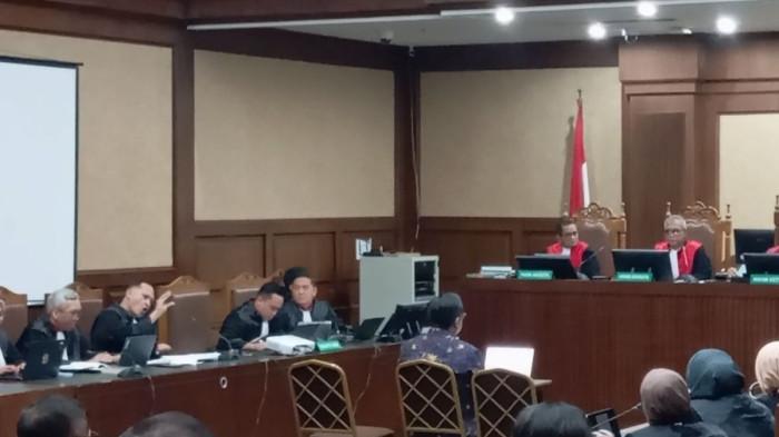 Kondisi ricuh Sidang lanjutan kasus dugaan korupsi pengadaan laptop berbasis Chromebook untuk terdakwa Eks Mendikbudristek Nadiem Makarim dalam sidang di Pengadilan Tipikor Jakarta, Rabu (6/5/2026). (Shela Octavia)
