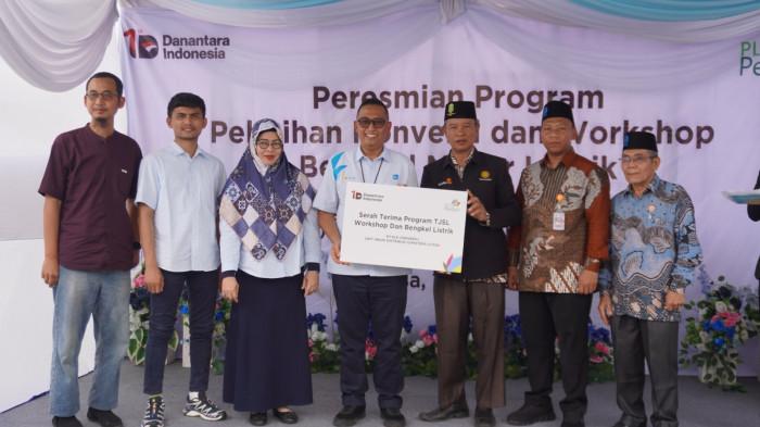 Simbolis Penyerahan Program TJSL