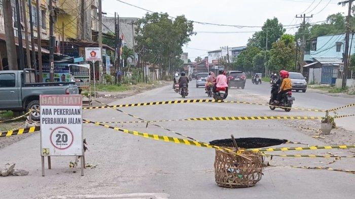 Sinkhole di Medan- Sinkhole atau lubang amblas  di badan Jalan PDAM Tirtanadi arah Jalan TB Simatupang. Kini kondisi lubang terbaru sudah ditangani Dinas Sumber Daya Air Bina Marga dan Bina Konstruksi (SDABMBK) Kota Medan dengan menimbun lubang, Minggu (6/4/2025).