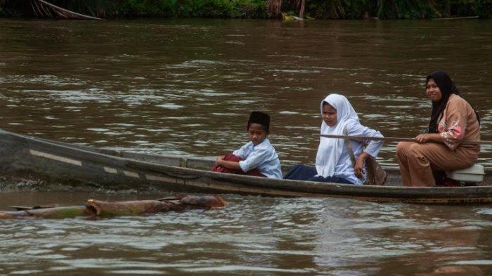 Bertaruh Nyawa, Pelajar di Sei Kepayang Asahan Terpaksa Menggunakan Sampan demi Belajar