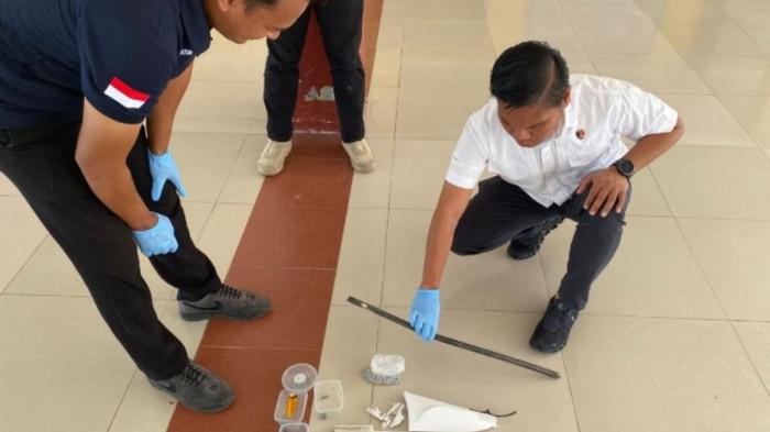 Satreskrim Polres Siak, Riau, melakukan olah TKP kasus senapan 3D meledak yang mengakibatkan siswa SMP tewas, Rabu (8/4/2026).(KOMPAS.COM/Dok. Polres Siak.)