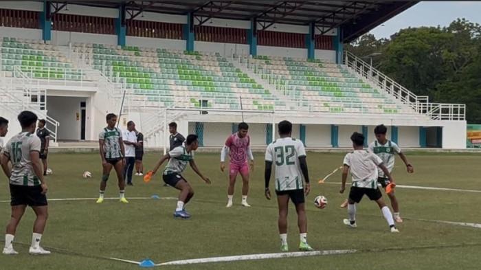 PSMS MEDAN - Skuat PSMS Medan melakukan latihan rutin di Stadion Mini Disporasu, baru-baru ini. PSMS Medan kini  fokus menatap dua laga terdekat sebelum masuk ke bursa transfer paruh musim pada Januari 2026 mendatang.