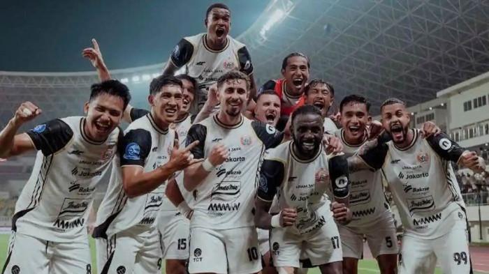 RAYAKAN GOL - Pemain Persija Jakarta merayakan gol saat berhadapan dengan Dewa United di Banten International Stadium, Jumat (29/8/2025) malam.
