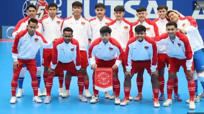 LIBAS KOREA SELATAN - Pemain Timnas futsal Indonesia sebelum melawan timnas futsal Korea Selatan pada pertandingan grup A AFC Futsal Asian Cup 2026 di Indonesia Arena, Senayan, Jakarta, Selasa (27/1/2026). Bagan fase gugur Piala Asia Futsal 2026 resmi terbentuk. Timnas Futsal Indonesia akan menghadapi Vietnam pada babak perempat final, dan berpotensi bertemu Iran di partai final jika sang rasa terakhir tersebut juara Grup D. (TRIBUNNEWS/HERUDIN )