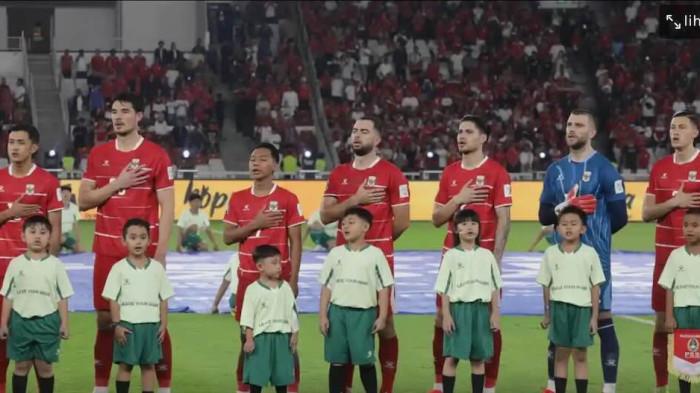 FIFA SERIES - Pesepak bola Timnas Indonesia menyanyikan lagu Indonesia Raya sebelum melawan Timnas St Kitts and Nevis pada laga FIFA Series di Stadion Gelora Bung Karno, Senayan, Jakarta, Jumat (27/3/2026). TRIBUNNEWS/IRWAN RISMAWAN