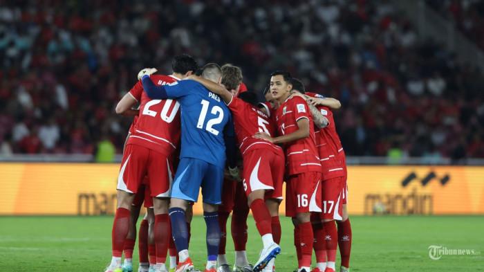 FIFA SERIES - Pesepak bola Timnas Indonesia saling memberikan semangat sebelum melawan Timnas ST Kitts and Nevis pada FIFA Series 2026 Jumat (27/3/2026) di Stadion Utama Gelora Bung Karno. Timnas Indonesia sementara unggiul 2-0 pada babak pertama,difoto menggunakan Canon EOS R5 Mark II TRIBUNNEWS/HERUDIN (TRIBUNNEWS/HERUDIN)