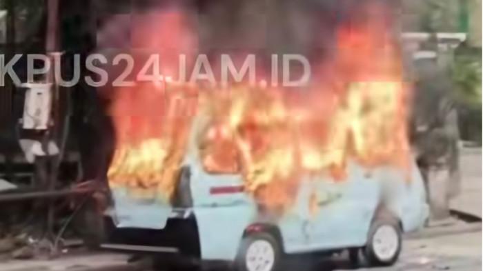 Sebuah angkot di Tanah Abang, Jakarta Pusat dibakar akibat cekcok antar pengemudi, Sabtu (25/4/2026).