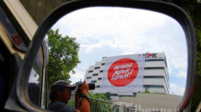 GEDUNG KPK - Spanduk raksasa betuliskan 'Berani Jujur Hebat', dari atap Gedung KPK