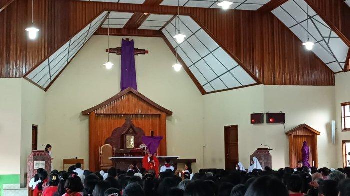 Perayaan Jumat Agung, Umat Katolik Paroki Santo Yosef Balige Renungkan Sengsara Yesus Kristus