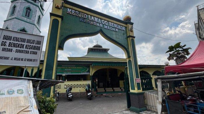 MASJID LAMA - Suasana Masjid Lama Gang Bengkok, salah satu bukti sejarah yang penuh toleransi di Medan, Rabu (5/3/2025). Masjid ini kembali menyediakan menu berbuka puasa selama bulan Ramadan.