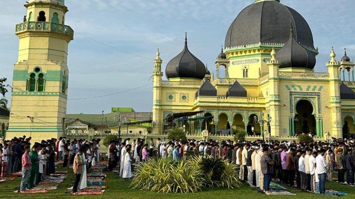 Suasana Pelaksanaan shalat idul Fitri di Masjid Azizi Kabupaten Langkat.