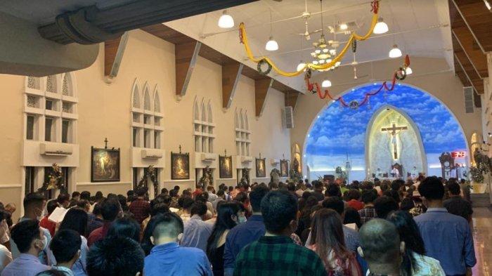 Suasana di Gereja Katedral Medan saat perayaan misa natal berlangsung, Sabtu (24/12/2022). TRIBUN-MEDAN/ALFIANSYAH