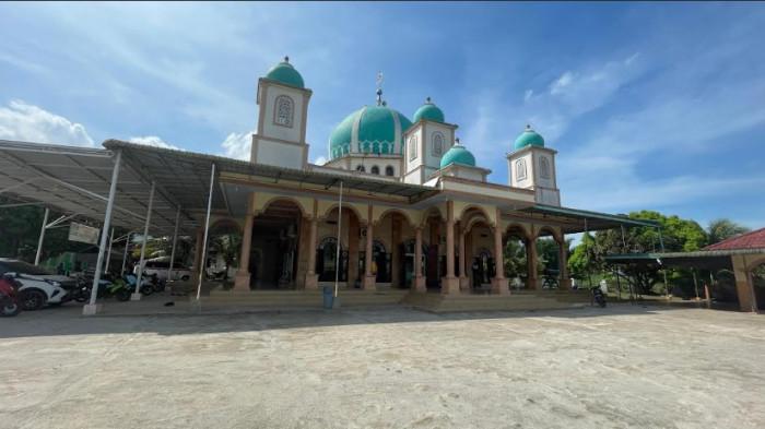 BUBUR LAMBOK - Suasana di Masjid Raya Petumbukan Kecamatan Galang yang selalu menyediakan bubur lambok setiap bulan suci ramadhan, Senin (23/2/2026). Sudah puluhan tradisi bagi bagi bubur lambok ini dibuat di masjid ini.