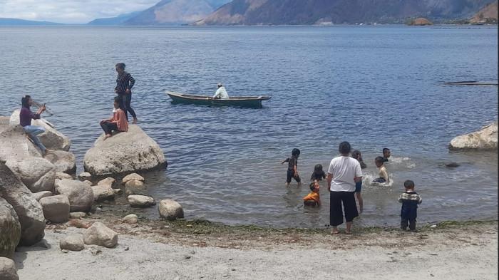 Suasana di Pantai Lala Elena yang berada di Desa Paropo Kecamatan Silahisabungan Kabupaten Dairi menjadi lokasi yang cocok didatangi saat libur panjang akhir pekan.