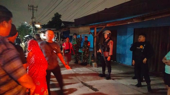 Petugas kepolisian melakukan pengamanan di persimpangan Jalan Garuda, kelurahan Tegal sari Mandal II, Kecamatan Medan Area, Minggu (5/10/2025)