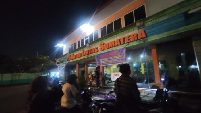 BUS ALS KECELAKAAN - Suasana di depan pool bus PO ALS di Jalan SM Raja, Kota Medan, Rabu (6/5/2026) malam. Kecelakaan hebat yang melibatkan bus ALS dan truk tangki di Sumsel, mengakibatkan 16 orang meninggal dunia termasuk kru dan penumpang bus.