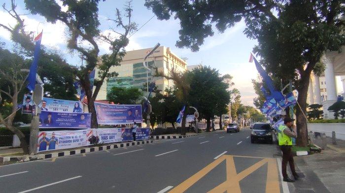 Baliho dan Bendera Demokrat Berjejer di Depan Adimulia Hotel, Sambut Kedatangan SBY dan AHY di Medan