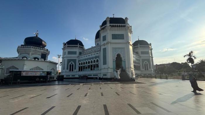 JELANG RAMADAN – Suasana halaman Masjid Raya Al Mashun, Medan, terlihat tenang menjelang waktu berbuka puasa. Masjid bersejarah ini setiap Ramadan rutin menyediakan bubur sup pedas khas Melayu untuk jamaah dan masyarakat umum.
