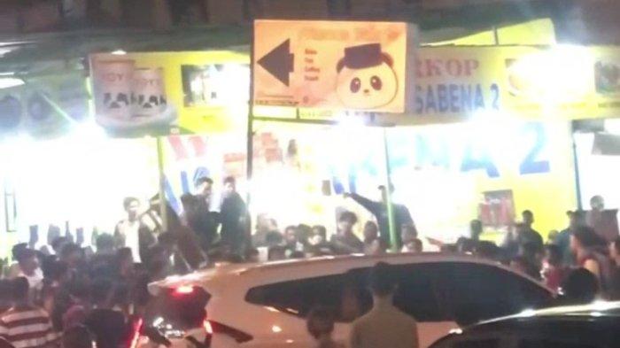 Kerusuhan antar Pemuda di Warkop Multatuli, Saling Lempar Botol, Helm hingga Kayu