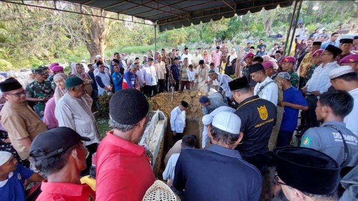 Tangis Plt Bupati Langkat Syah Afandin Pecah saat Azankan Ibundanya yang Terakhir Kali