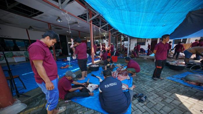 Suasana proses pemotongan daging qurban di PLN UID Sumatera Utara.