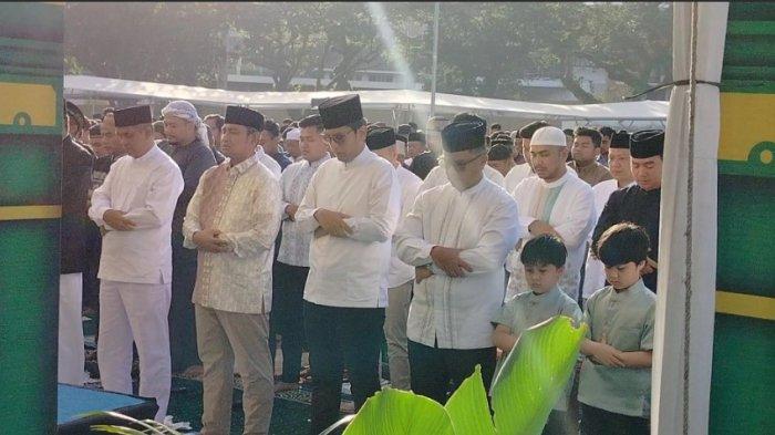 IDUL ADHA: Suasana ribuan warga kota Medan antusias sholat Idul Adha 1446 Hijriah di lapangan merdeka, Jum'at (6/6/2025).