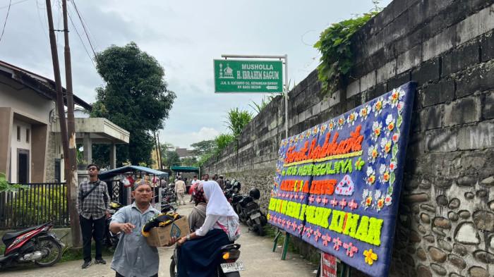Suasana rumah duka Legenda AinusTRI di Gang Kenangan, Jalan Brigjen Katamso, Kota Medan, Rabu (17/12/2025). Ainus dikabarkan meninggal dunia pada dini hari tadi. 