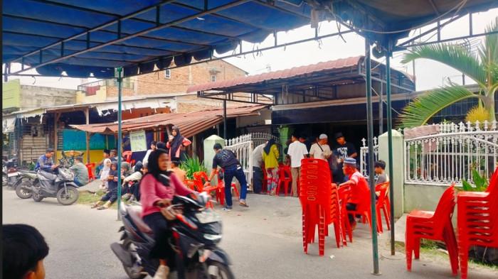 GENG MOTOR - Suasana rumah duka korban keganasan antar kelompok geng motor itu ramai berdatangan untuk melayat di Jalan Besar, Kelurahan Bantan, Kecamatan Tembung, Selasa (23/6/2026).
