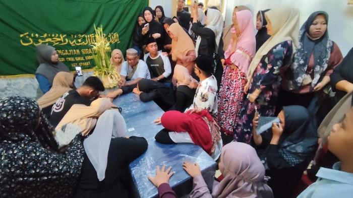 RUMAH DUKA - Suasana saat keluarga saat memeluk dan menangis di atas peti Argo Prasetyo yang meninggal dunia di Kamboja, Jumat (14/11/2025).