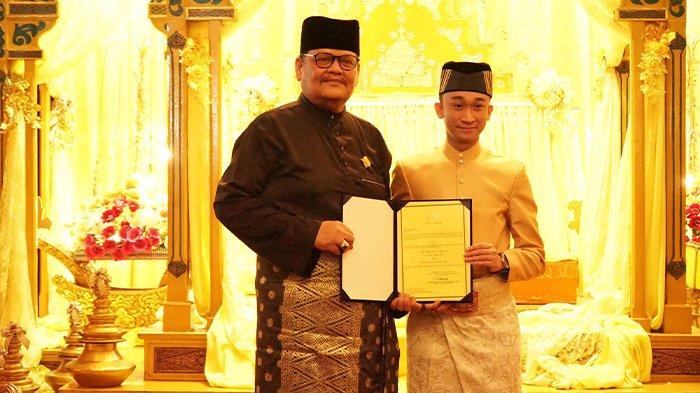 Dalam rangka Hari Keputeraan Seripeduka Sultan Deli XIV, Tuanku Mahmud Lamantjiji Perkasa Alam, Rektor Universitas Pembangunan Panca Budi (UNPAB) Medan, Dr. H. Muhammad Isa Indrawan, SE., MM Bin Haji Djafar Ali di anugerahi Gelar Datuk Adiwangsa Penata Raja.