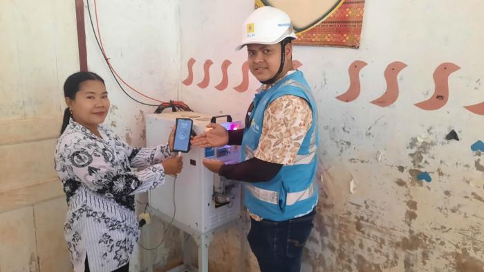 PENGISIAN DAYA PERANGKAT ELEKTRONIK - Guru di SD Negeri 100220 Simaronop, Kecamatan Angkola Selatan, Kabupaten Tapanuli Selatan, Sumatra Utara mengisi ulang daya handphone di fasilitas SuperSUN yang terpasang di sekolah tersebut, Jumat (10/10/2025). Kehadiran SuperSUN membuat guru-guru dapat melakukan pengisian daya ke berbagai perangkat elektronik untuk mendukung pembelajaran yang kreatif dan interaktif.