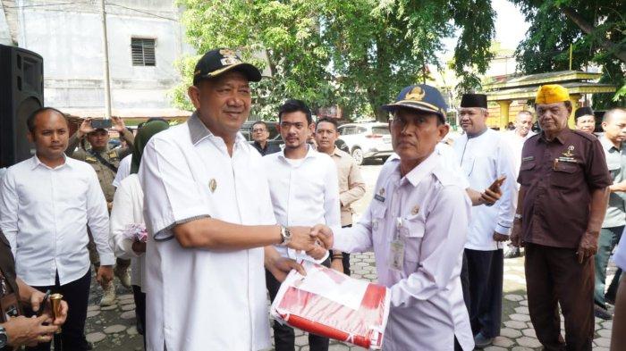 Plt Bupati Langkat Bagikan 10 Juta Bendera Merah Putih, Wajibkan Warga Pasang Bendera di Depan Rumah