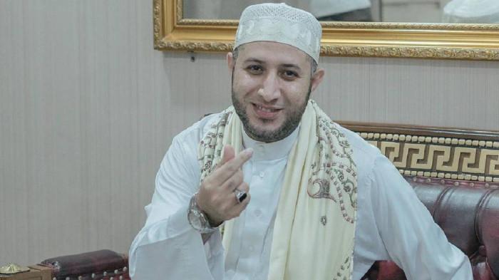 TERLIBAT PELECEHAN - Syekh Ahmad Al Misry terseret kasus pelecehan terhadap santri laki-laki, pelaku diduga menggunakan narasi keagamaan untuk membenarkan perilaku yang tidak pantas. (RCTI)