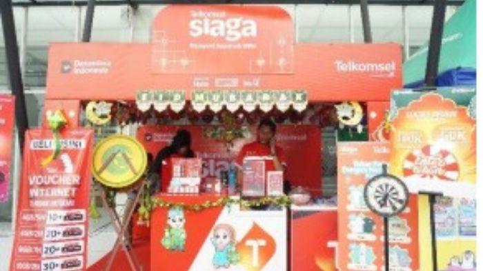 Memasuki periode mudik lebaran, Telkomsel menghadirkan Posko SIAGA layanan yang
beroperasi mulai tanggal 13 – 30 Maret 2026 di Terminal Amplas, Medan. Posko SIAGA ini
memberikan beragam layanan untuk pelanggan, seperti aktivasi dan isi ulang produk
Telkomsel, migrasi kartu SIM/eSIM, bantuan layanan MyTelkomsel, serta penukaran
Telkomsel POIN.