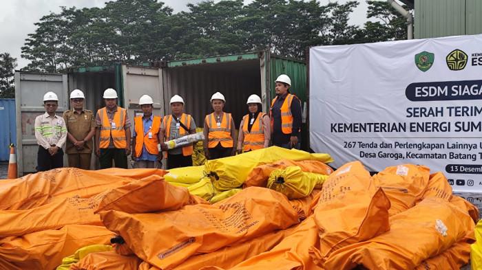 TENDA - Bantuan tenda dari Menteri ESDM Bahlil tiba di gudang PT Agincourt Resources, Senin (15/12/2025). Ada sebanyak 267 tenda untuk warga Garoga korban banjir bandang. 