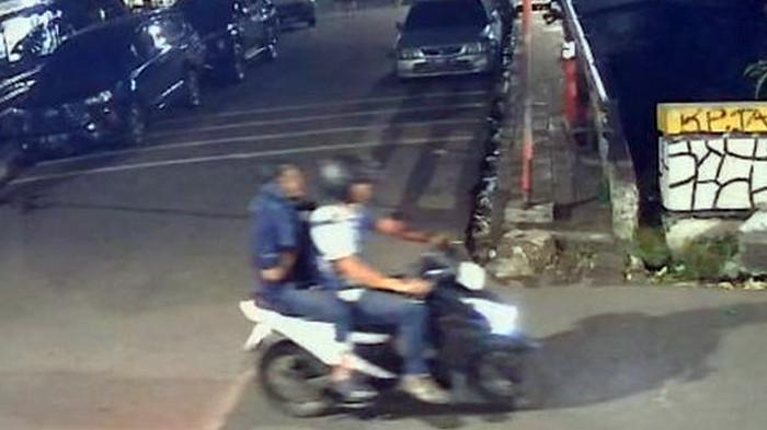 TEREKAM CCTV: Dua pengendara motor berboncengan diduga menyiram air keras ke arah Wakil Koordinator Komisi untuk Orang Hilang dan Korban Tindak Kekerasan (KontraS), Andrie Yunus, di Jakarta Pusat, Kamis (12/3/2026) malam.  