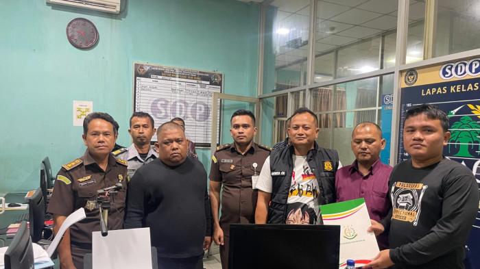 TERPIDANA - Terpidana Samsul Tarigan saat dieksekusi Intelijen Kejari Binjai untuk ditahan di Lembaga Pemasyarakatan Kelas 1 A Medan pada, Selasa (12/8/2025) malam. 