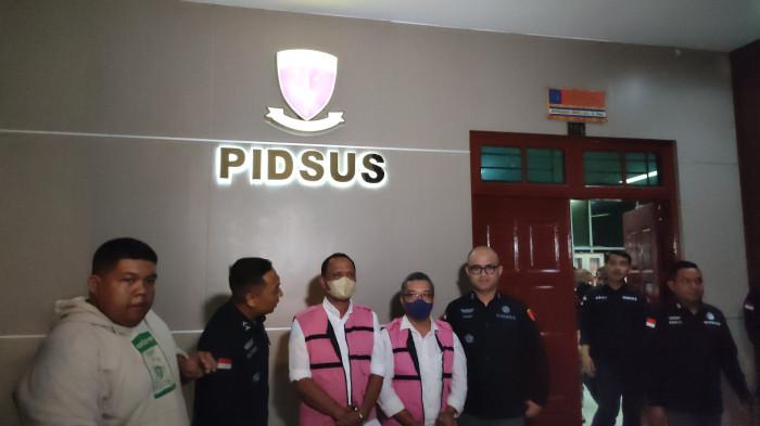 TERSANGKA KORUPSI - Dua tersangka korupsi penjualan aset PTPN I, Askani bekas Kepala Badan Pertahanan Nasional (BPN) Sumatera Utara dan Abdurrahman Lubis saat akan dibawa ke Rutan usai ditetapkan sebagai tersangka, Selasa (14/10/2025).