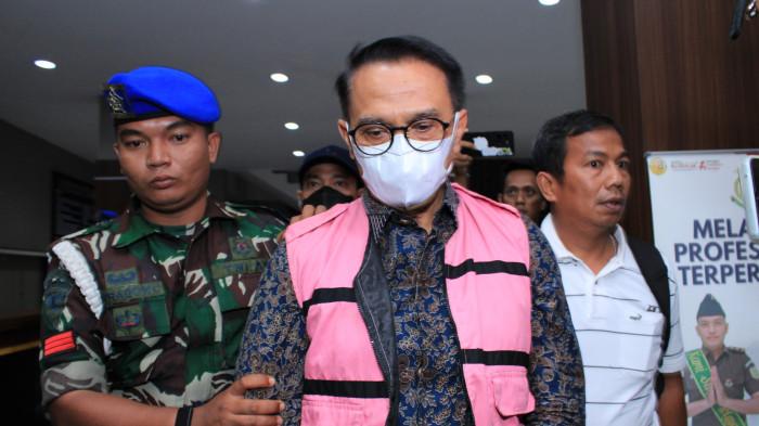 TERSANGKA KORUPSI - Kejaksaan Tinggi Sumatera Utara menahan Iwan Perangin Angin selaku mantan Direktur PTPN II dalam kasus penjualan aset PTPN I kepada Citra Land, Jumat (7/11/2025).