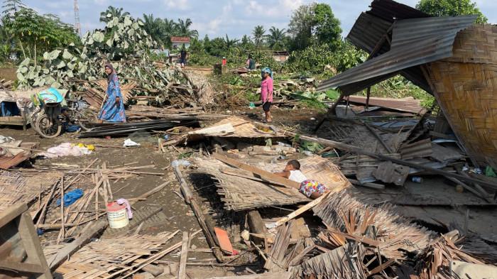 Hizra, Bocah 7 Tahun Tertidur di Puing-Puing Rumahnya yang Dirobohkan untuk Pembangunan Kantor Camat