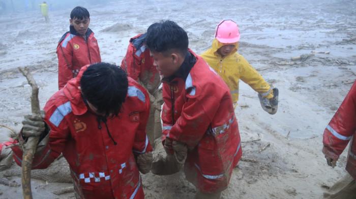 Petugas mengevakuasi warga yang menjadi korban banjir di Humbahas