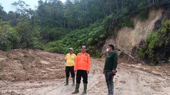 TIm meninjau penanganan lonsor di jalan penghubung Lagan-Pagindar