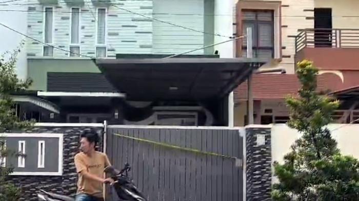 TKP PEMBUNUHAN: Sebuah tragedi memilukan terjadi di Jalan Dwikora, Kelurahan Tanjung Rejo, Kecamatan Medan Sunggal, Kota Medan, Sumatera Utara, ketika seorang bocah perempuan berusia 12 tahun nekat menghabisi nyawa ibu kandungnya sendiri, Rabu (10/12/2025) pagi. (istimewa)