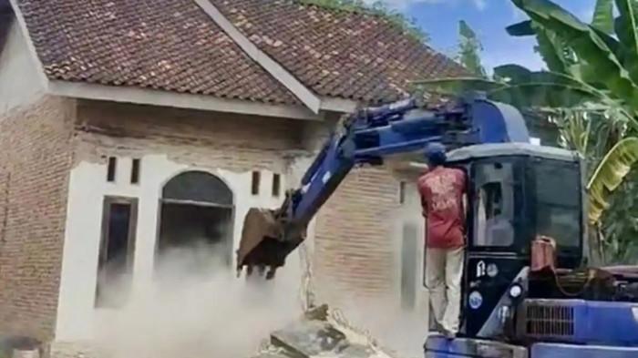VIRAL TKW Robohkan Rumah Setelah Cerai dari Suaminya Jadi Tontonan Warga